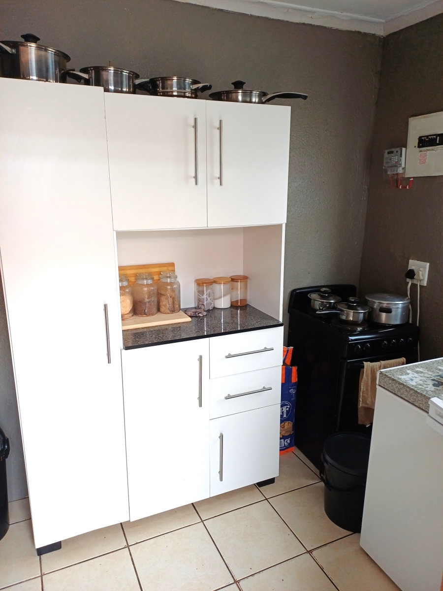 6 Bedroom Property for Sale in Klippoortje Gauteng