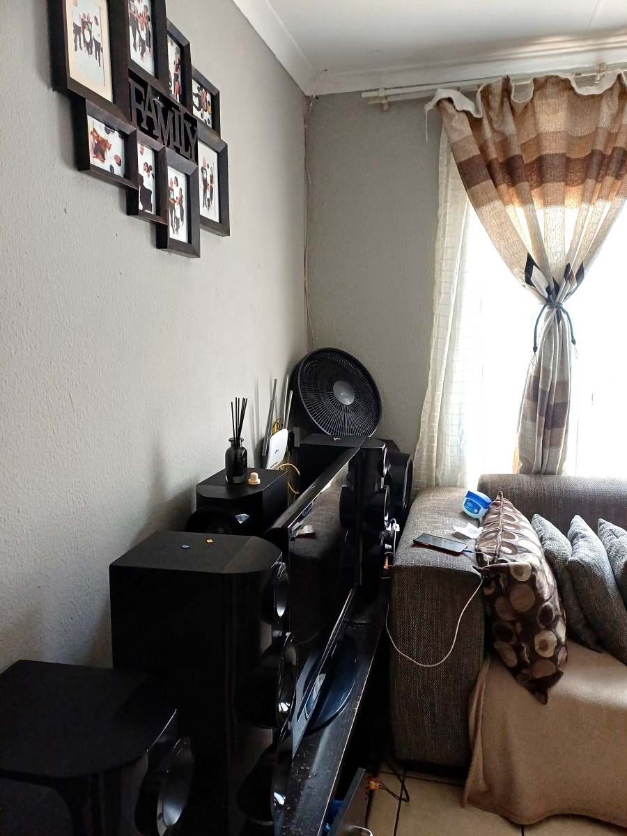 6 Bedroom Property for Sale in Klippoortje Gauteng