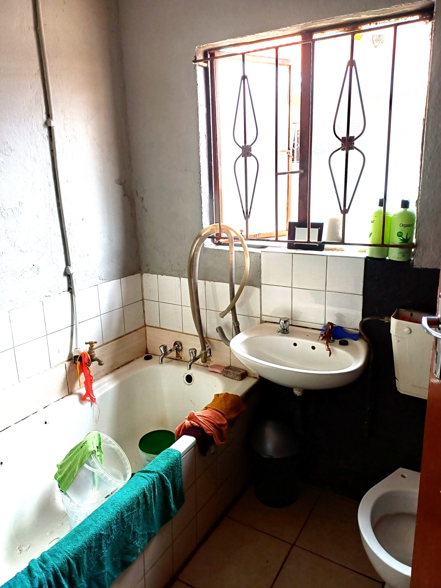 6 Bedroom Property for Sale in Klippoortje Gauteng