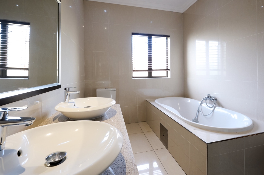 4 Bedroom Property for Sale in Waterfall Country Village Gauteng