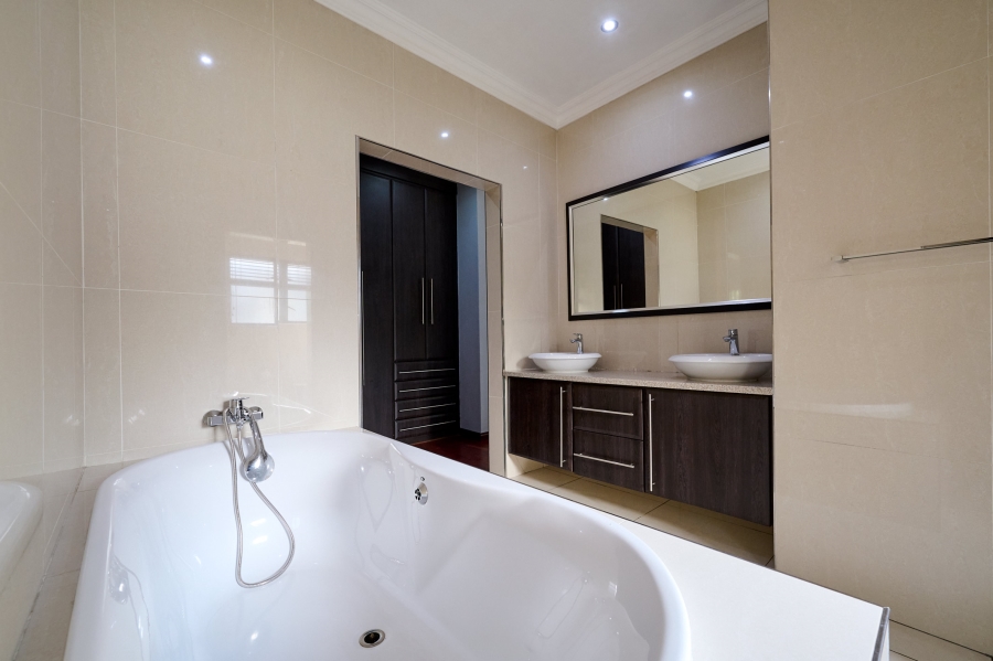 4 Bedroom Property for Sale in Waterfall Country Village Gauteng