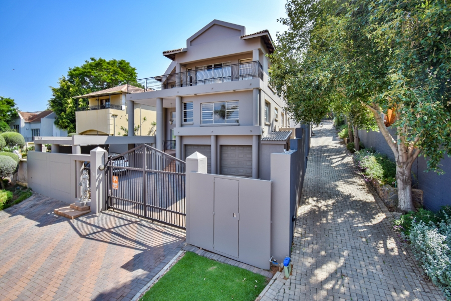 5 Bedroom Property for Sale in Faerie Glen Gauteng