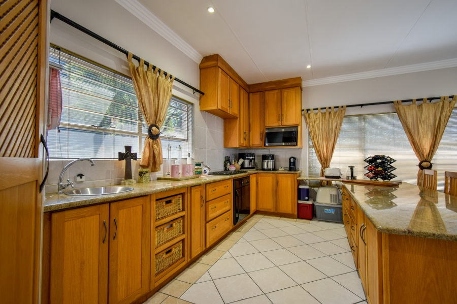 5 Bedroom Property for Sale in Faerie Glen Gauteng