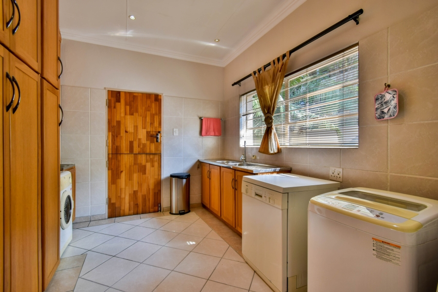 5 Bedroom Property for Sale in Faerie Glen Gauteng