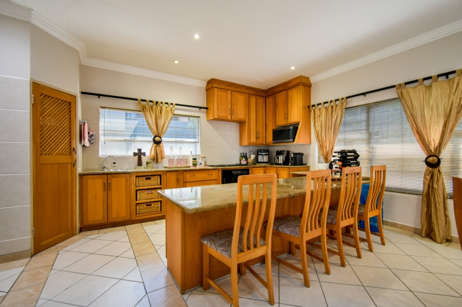 5 Bedroom Property for Sale in Faerie Glen Gauteng