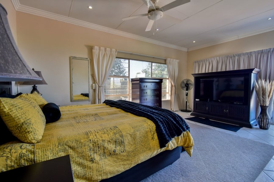 5 Bedroom Property for Sale in Faerie Glen Gauteng
