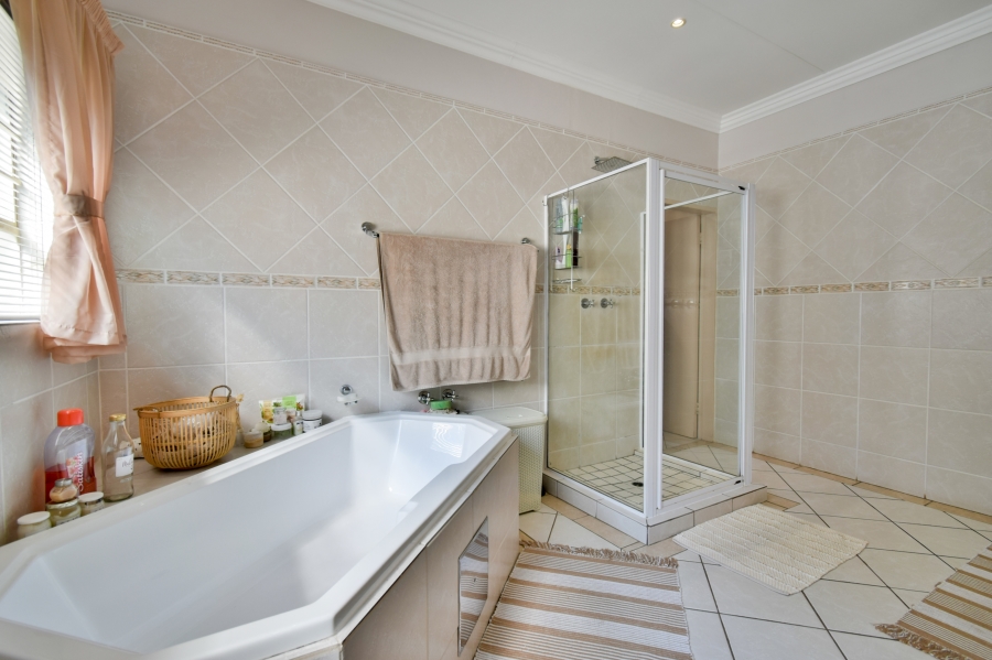 5 Bedroom Property for Sale in Faerie Glen Gauteng