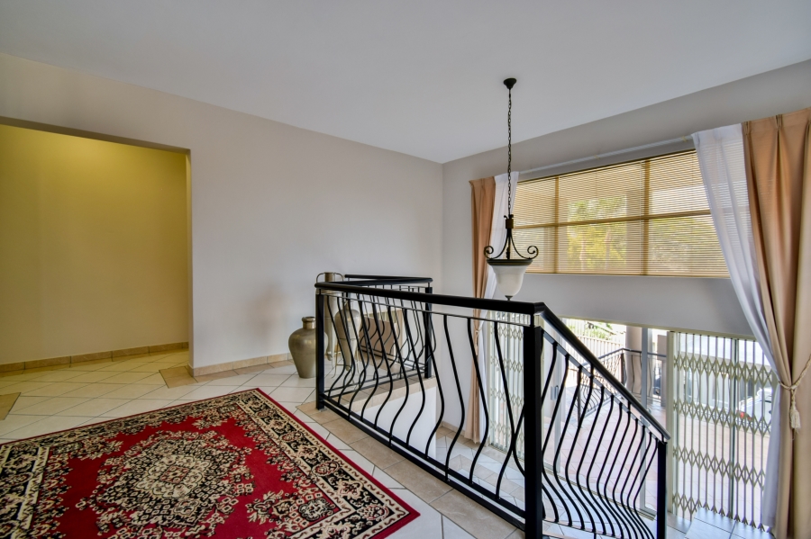 5 Bedroom Property for Sale in Faerie Glen Gauteng