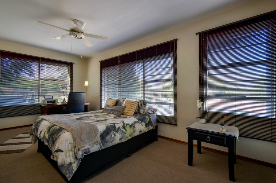 5 Bedroom Property for Sale in Faerie Glen Gauteng