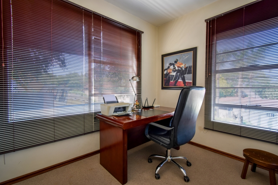 5 Bedroom Property for Sale in Faerie Glen Gauteng