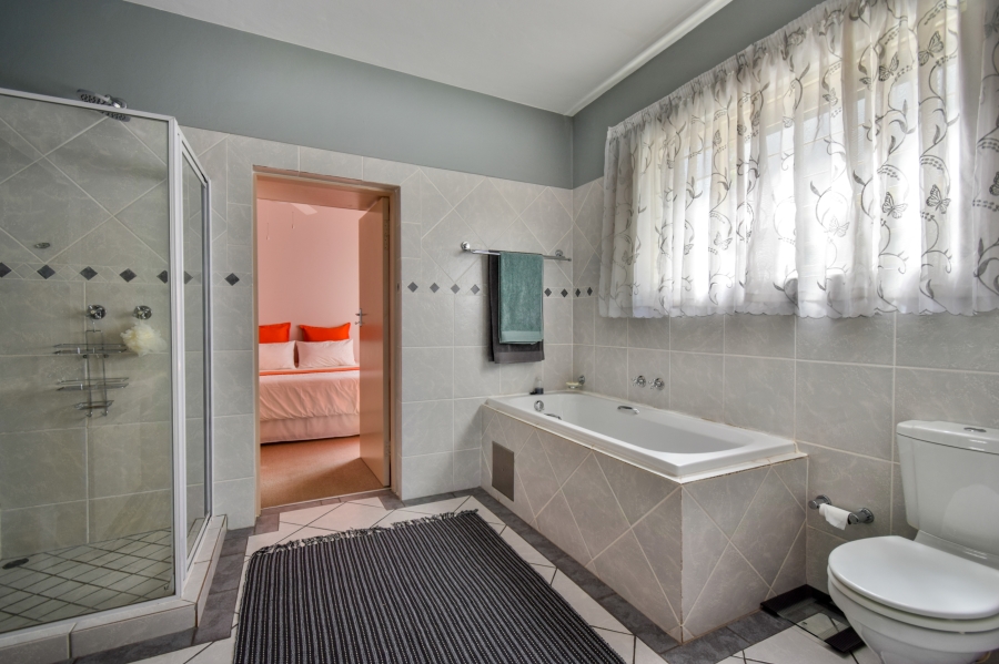 5 Bedroom Property for Sale in Faerie Glen Gauteng