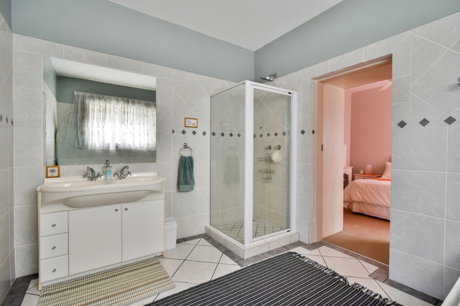 5 Bedroom Property for Sale in Faerie Glen Gauteng