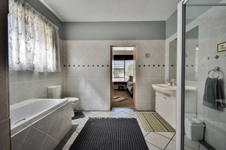 5 Bedroom Property for Sale in Faerie Glen Gauteng