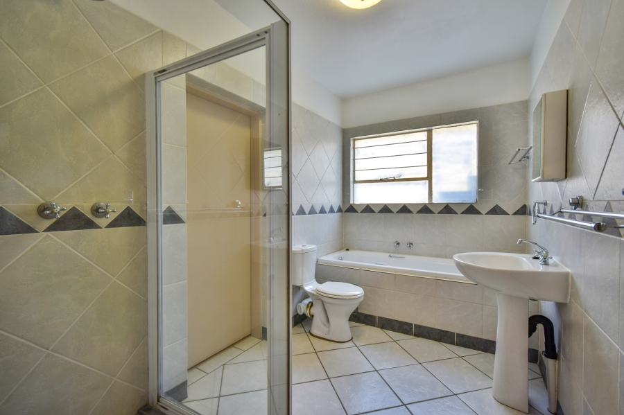 5 Bedroom Property for Sale in Faerie Glen Gauteng