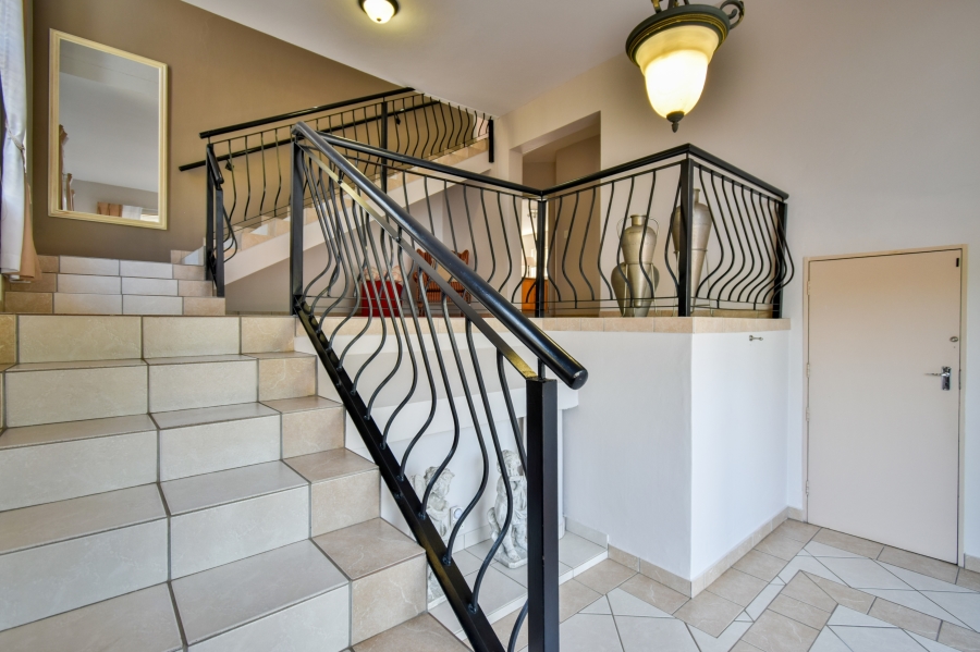 5 Bedroom Property for Sale in Faerie Glen Gauteng