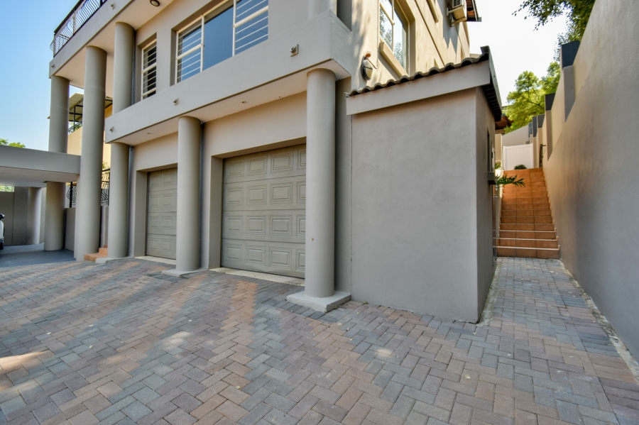 5 Bedroom Property for Sale in Faerie Glen Gauteng