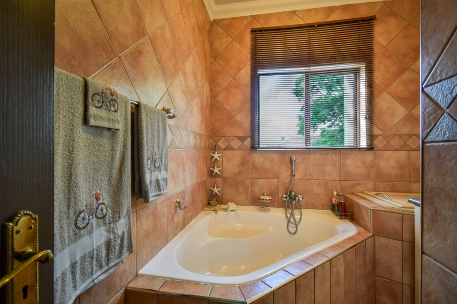 4 Bedroom Property for Sale in Woodhill Estate Gauteng