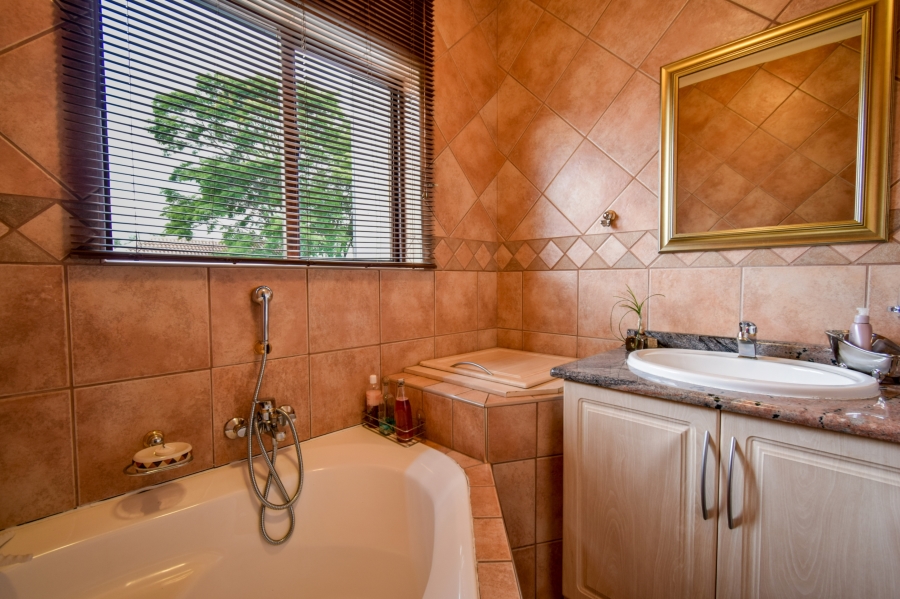 4 Bedroom Property for Sale in Woodhill Estate Gauteng