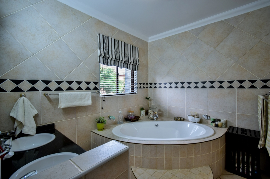 4 Bedroom Property for Sale in Woodhill Estate Gauteng