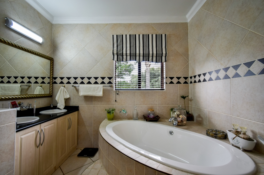 4 Bedroom Property for Sale in Woodhill Estate Gauteng