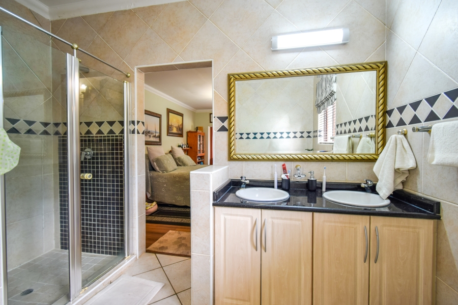 4 Bedroom Property for Sale in Woodhill Estate Gauteng