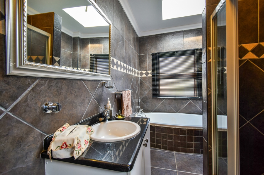 4 Bedroom Property for Sale in Woodhill Estate Gauteng