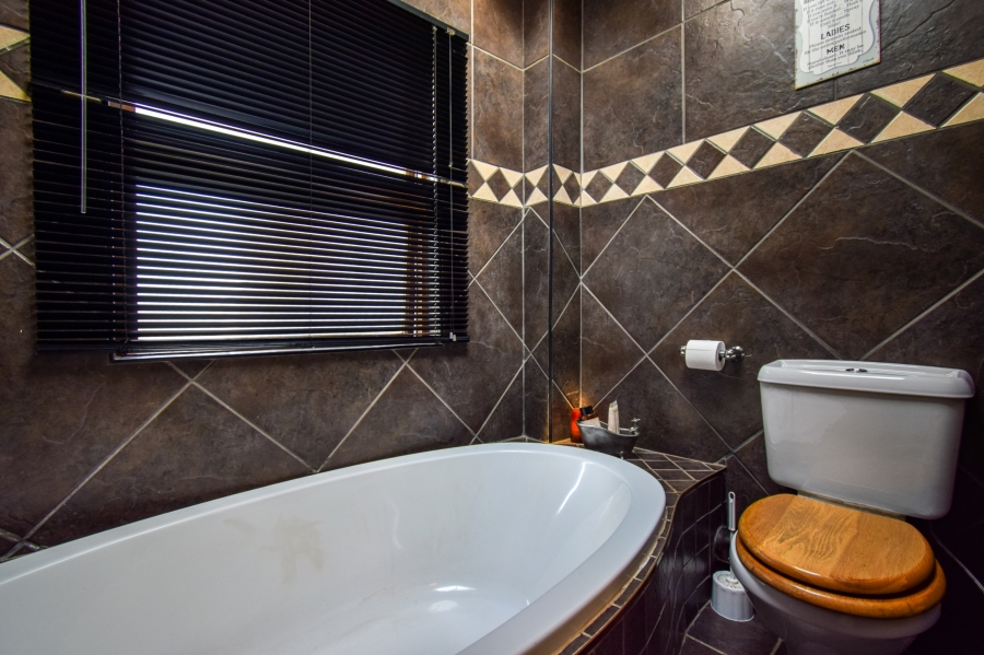 4 Bedroom Property for Sale in Woodhill Estate Gauteng