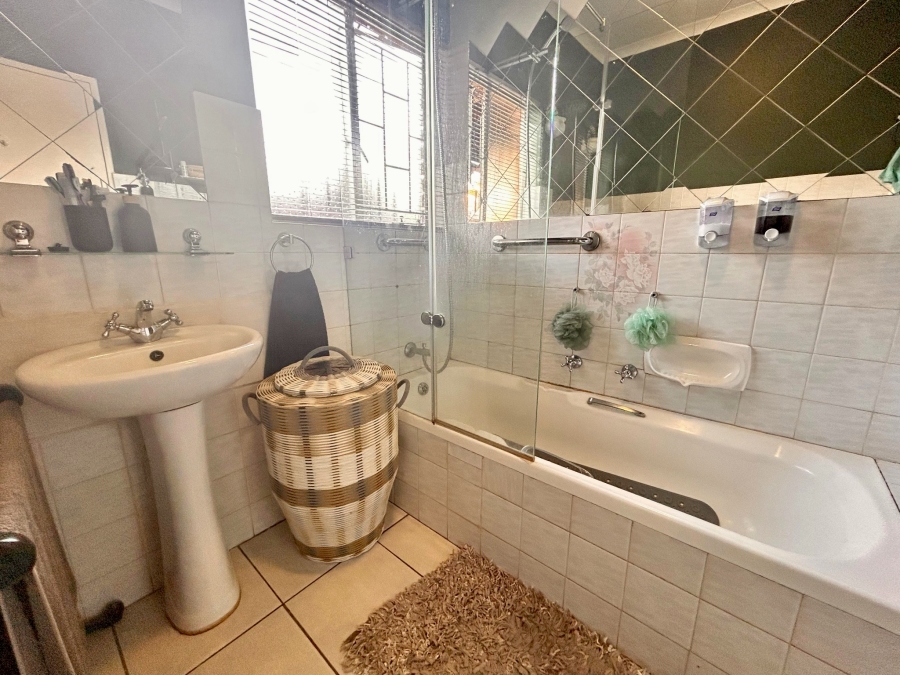 3 Bedroom Property for Sale in Garsfontein Gauteng