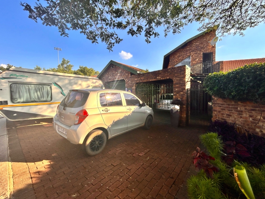 3 Bedroom Property for Sale in Garsfontein Gauteng