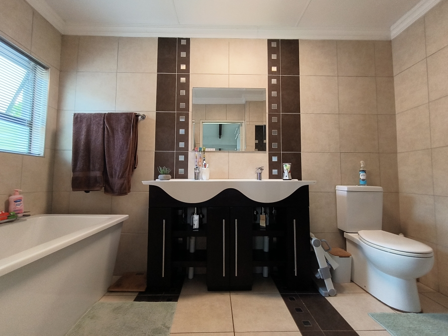 4 Bedroom Property for Sale in Garsfontein Gauteng