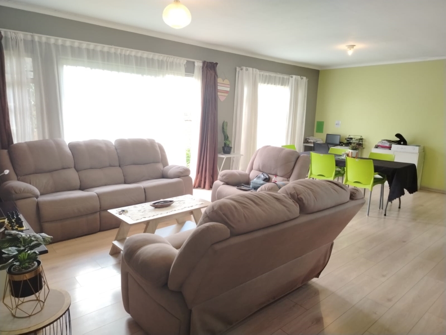 To Let 2 Bedroom Property for Rent in Florida Lake Gauteng