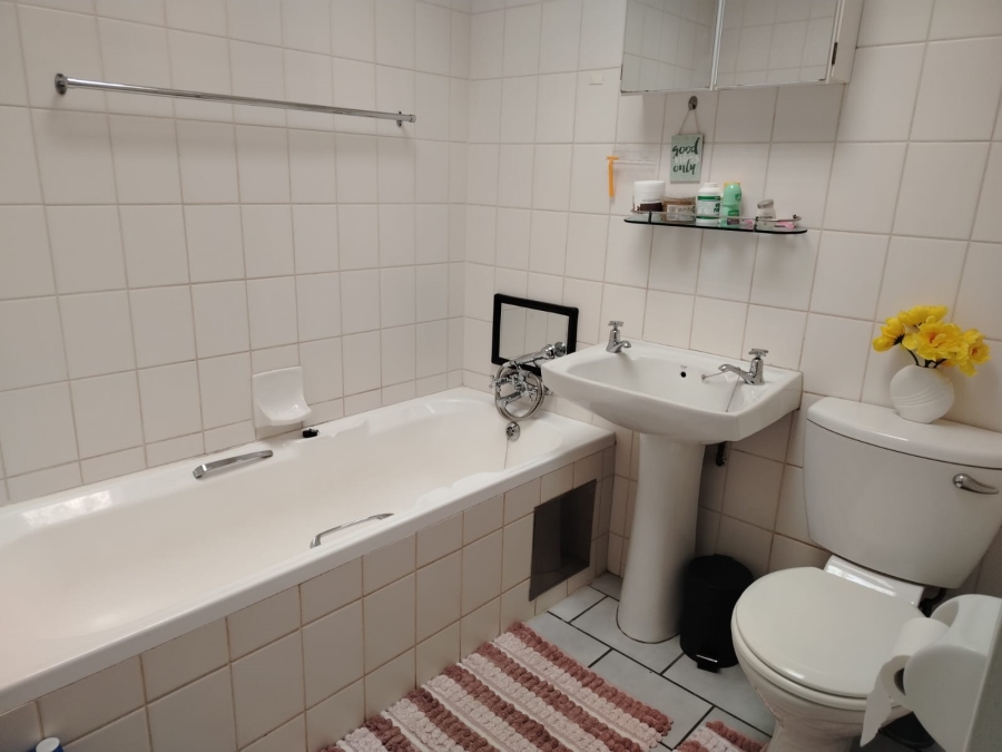 To Let 2 Bedroom Property for Rent in Florida Lake Gauteng