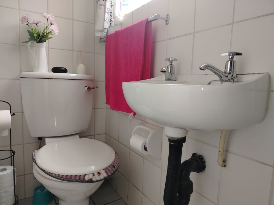 To Let 2 Bedroom Property for Rent in Florida Lake Gauteng