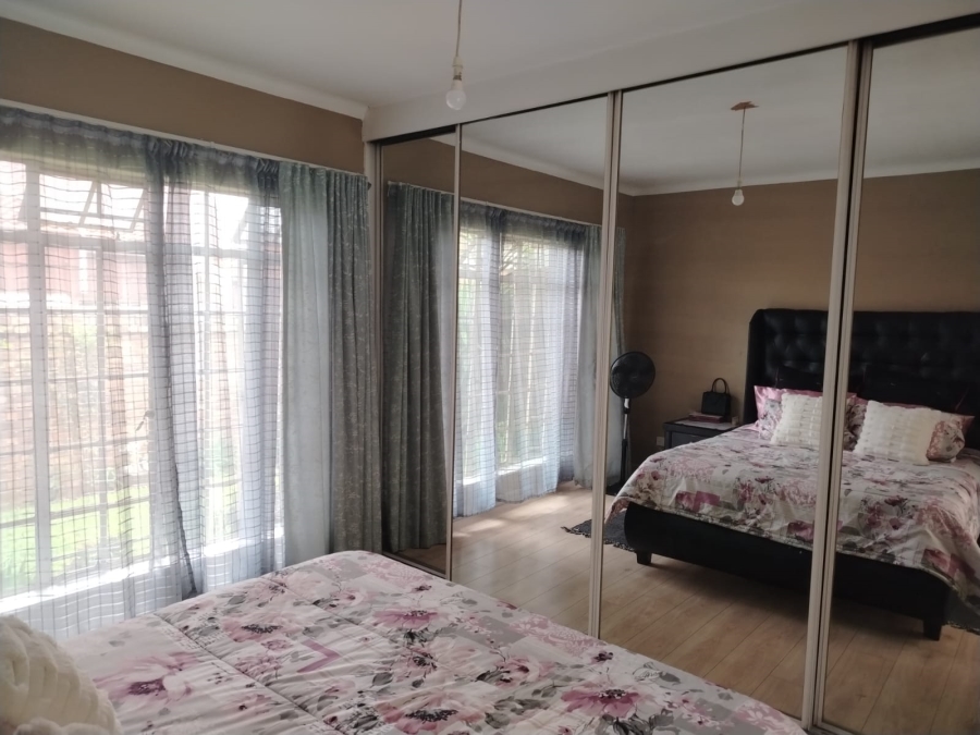 To Let 2 Bedroom Property for Rent in Florida Lake Gauteng
