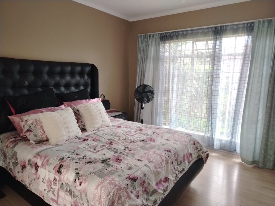 To Let 2 Bedroom Property for Rent in Florida Lake Gauteng