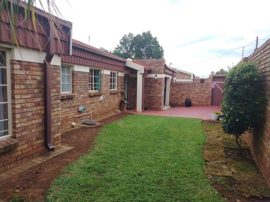 To Let 2 Bedroom Property for Rent in Florida Lake Gauteng