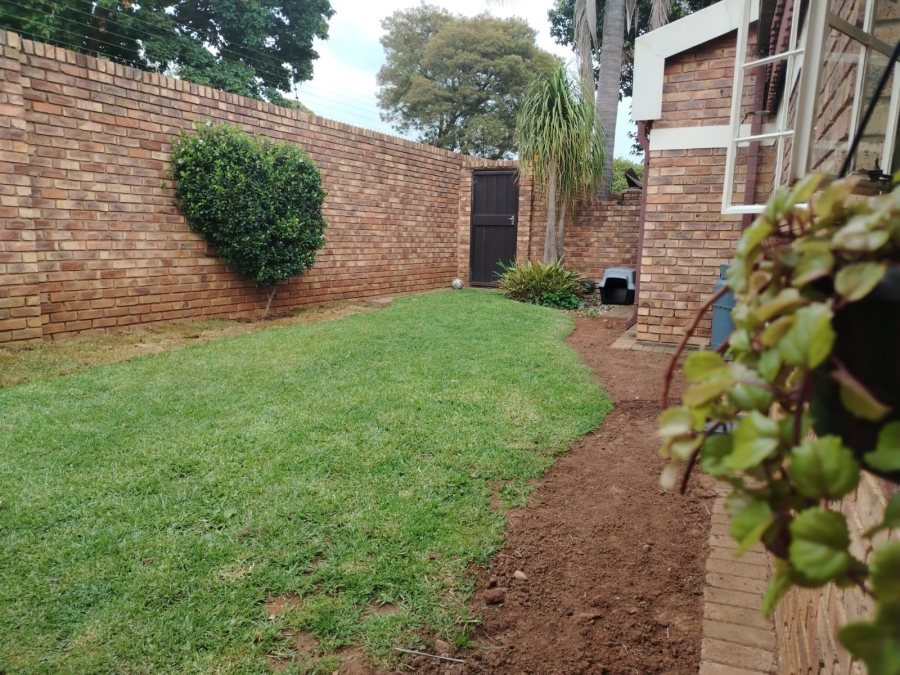 To Let 2 Bedroom Property for Rent in Florida Lake Gauteng