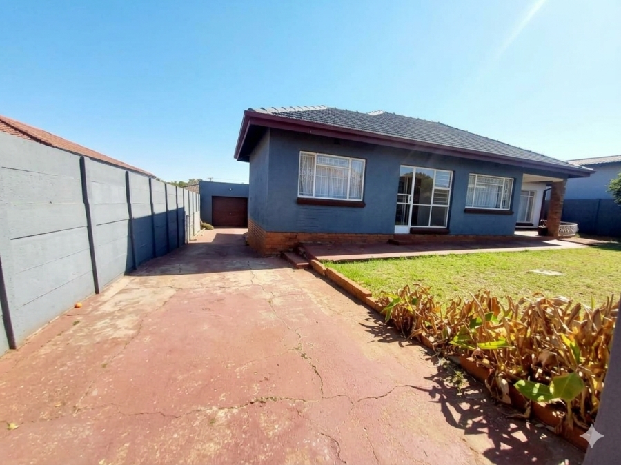 To Let 3 Bedroom Property for Rent in Lindhaven Gauteng
