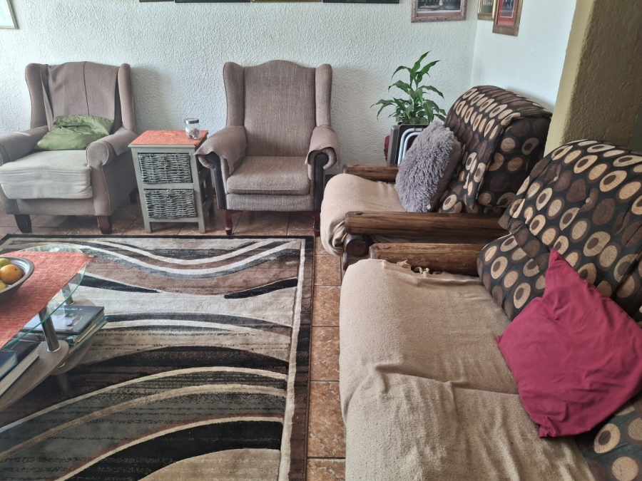 4 Bedroom Property for Sale in Loumarina A H Gauteng