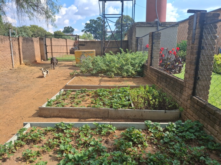 4 Bedroom Property for Sale in Loumarina A H Gauteng