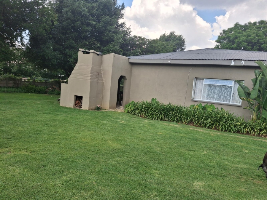 4 Bedroom Property for Sale in Loumarina A H Gauteng