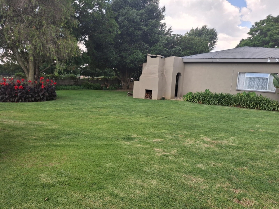 4 Bedroom Property for Sale in Loumarina A H Gauteng