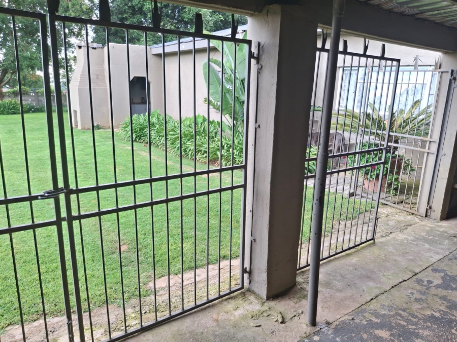 4 Bedroom Property for Sale in Loumarina A H Gauteng