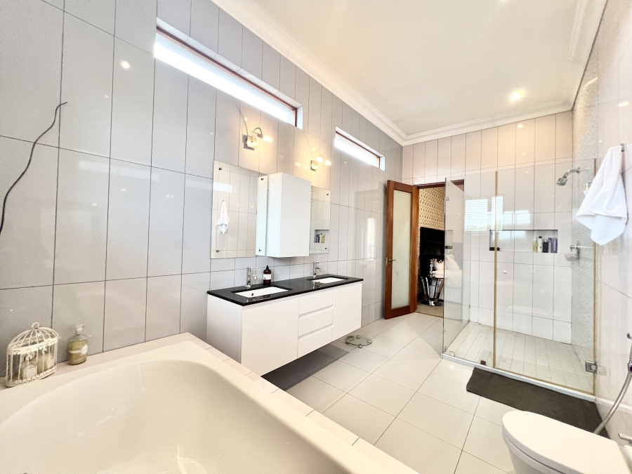 4 Bedroom Property for Sale in Blue Valley Golf Estate Gauteng