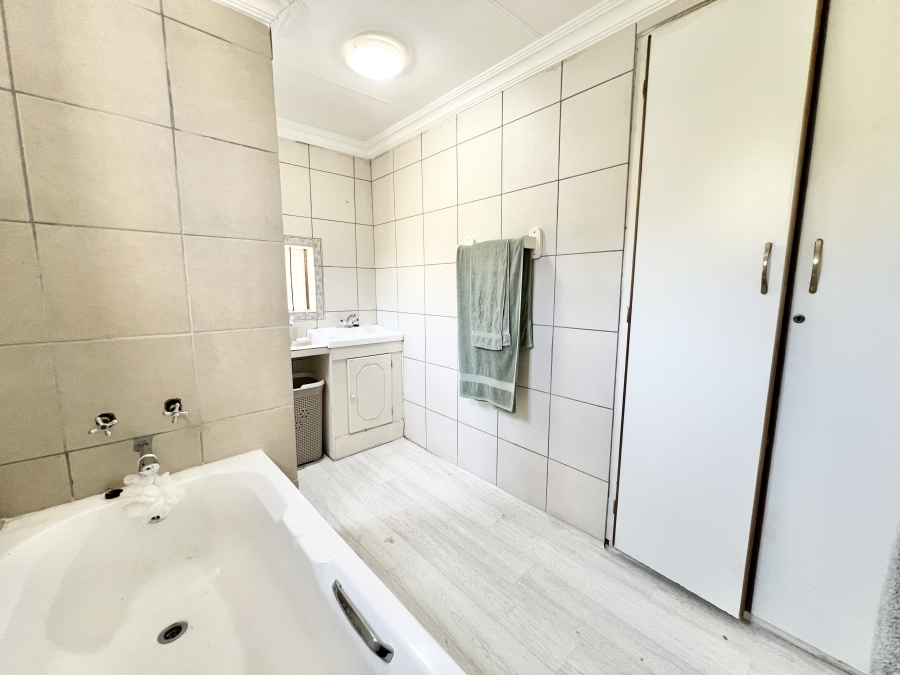 6 Bedroom Property for Sale in North Riding AH Gauteng