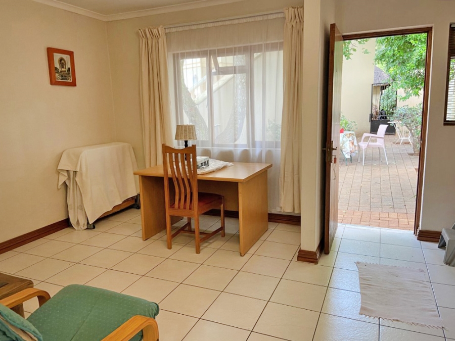To Let 1 Bedroom Property for Rent in Linden Gauteng