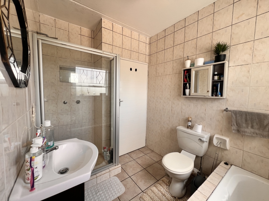 2 Bedroom Property for Sale in Vorna Valley Gauteng