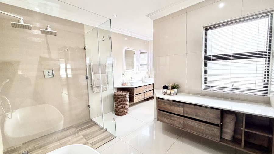 4 Bedroom Property for Sale in Blue Valley Golf Estate Gauteng