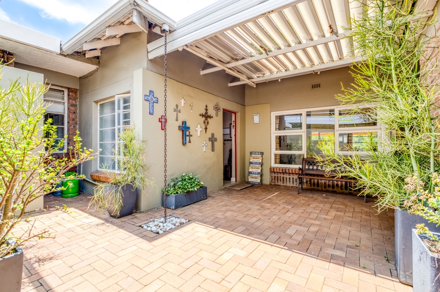 5 Bedroom Property for Sale in Linden Gauteng