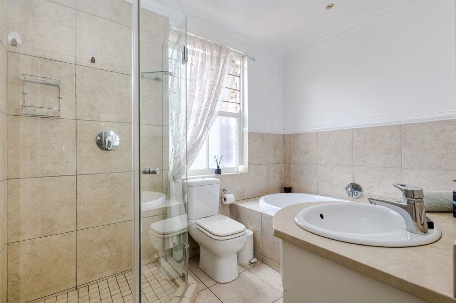 5 Bedroom Property for Sale in Linden Gauteng